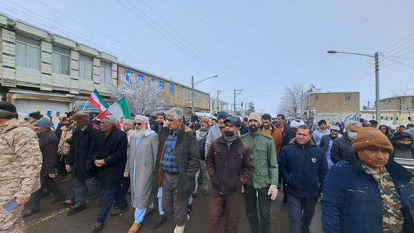 حضور پر شور فرهنگیان و دانش آموزان در کنار مردم ولایتمدار شهرستان صالح آباد در یوم الله ۲۲بهمن