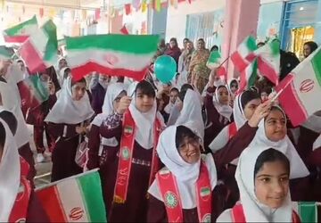همخوانی سرود «ای ایران» در دبستان دخترانه شهید تنیده