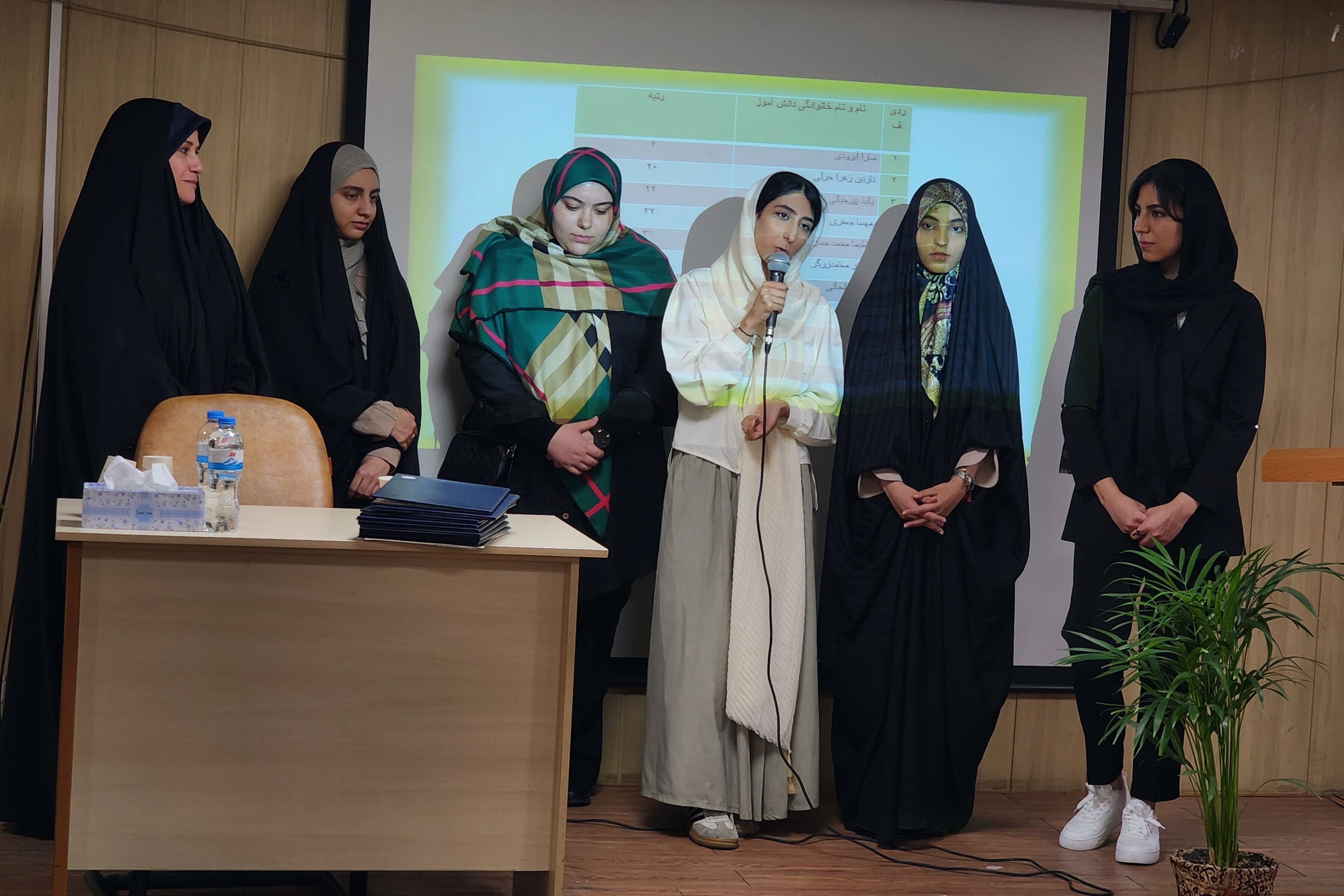تجلیل از ستاره‌های کنکور در دبیرستان فرهنگ تهران