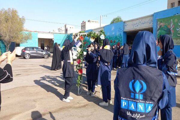 دانش‌آموزان ناحیه4 اهواز روز اول مدرسه را با یاد شهدا آغاز کردند