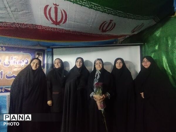 حضور بی‌نظیرفرهنگیان و دانش آموزان  و عموم مردم درمیدان امام خامنه ای 
