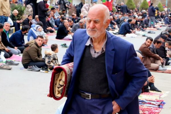 صفوف به‌هم پیوسته نمازگزاران در قروه