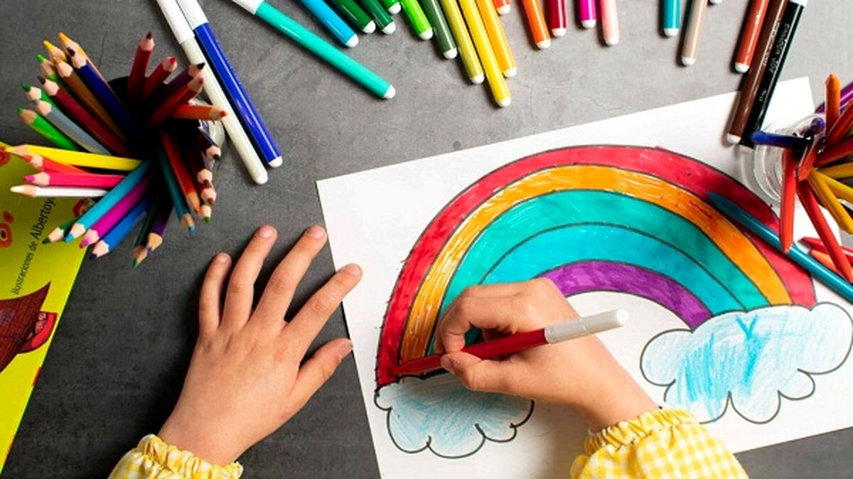 خطوط و رنگ‌ها دوبعدی هستند اما اثرشان فراتر است