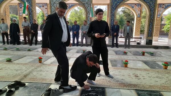  غبارروبی مزار شهدای شهرستان خلیل آباد