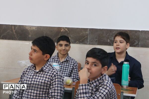 بازدید میدانی مدیر آموزش و پرورش ناحیه یک شهر ری از کلاس‌های درس دبستان هومایون تاج بازیار