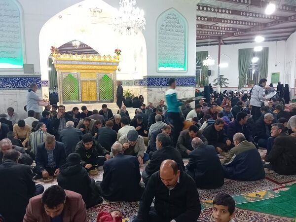 سفره افطار متبرک به آقا سید‌محمد(ع) در ماه مهمانی خدا در امامزاده سیدمحمد(ع) کاشمر