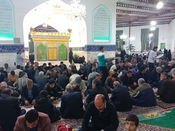 سفره افطار متبرک به آقا سید‌محمد(ع) در ماه مهمانی خدا در امامزاده سیدمحمد(ع) کاشمر