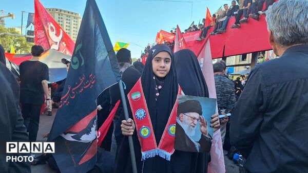 مشهد، در آغوشِ حرم، با رهبر شهید وداع کرد