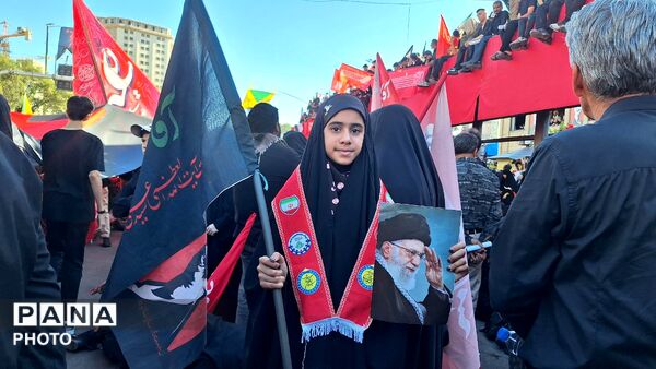 مشهد، در آغوشِ حرم، با رهبر شهید وداع کرد