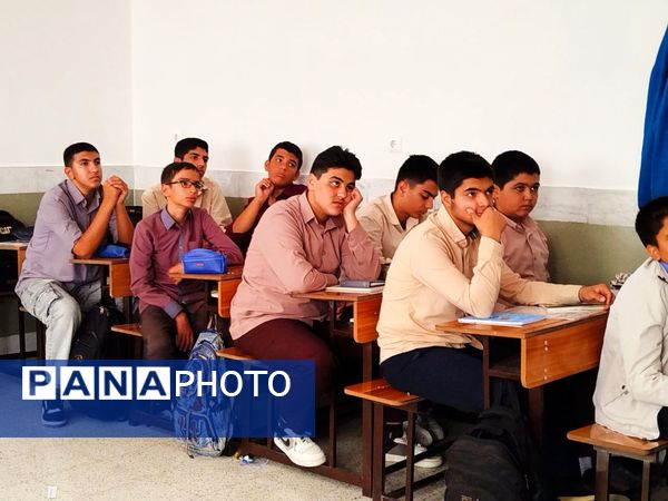 هدایت تحصیلی دانش‌آموزان در دبیرستان میثاق 