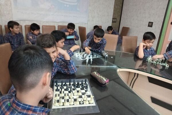 رقابت هوش و دقت در دبستان علامه طباطبایی؛ شور و هیجان در مسابقات شطرنج و دارت