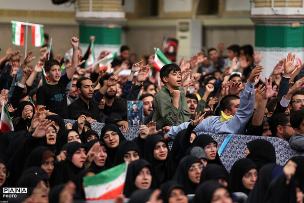 منتخب تصاویر دیدارهای رهبر شهید انقلاب با نوجوانان، جوانان و دانش‌آموزان 