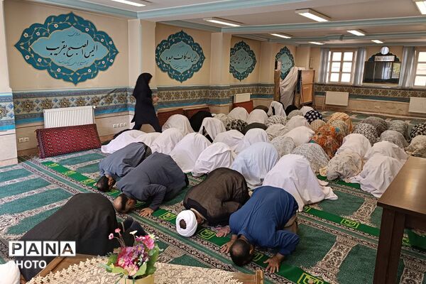 اقامه نماز جماعت در دبیرستان فاطمیه