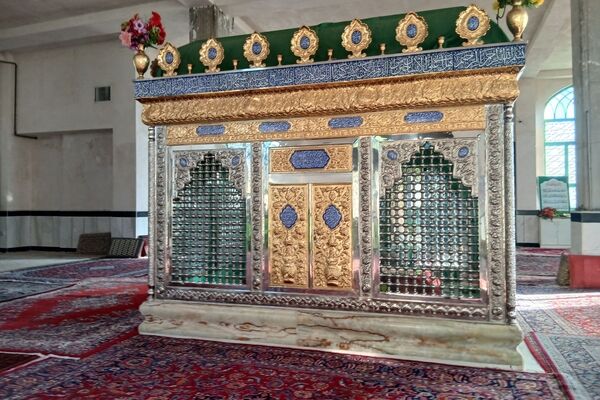بازسازی و مرمت قبور مطهر شهدای روستای شاهزید تویسرکان 