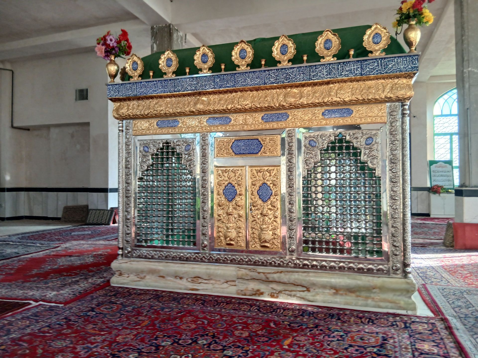 بازسازی و مرمت قبور مطهر شهدای روستای شاهزید تویسرکان 