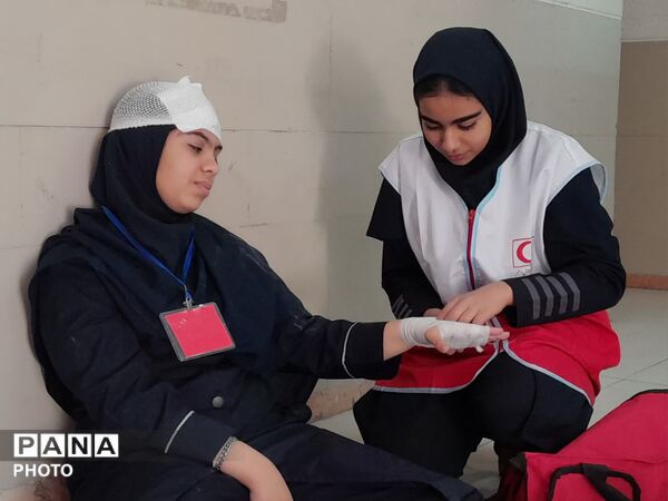 برگزاری بیست و هفتمین مانور سراسری زلزله و ایمنی در مدرسه فاطمه زهرا (س) دستگرد برخوار 