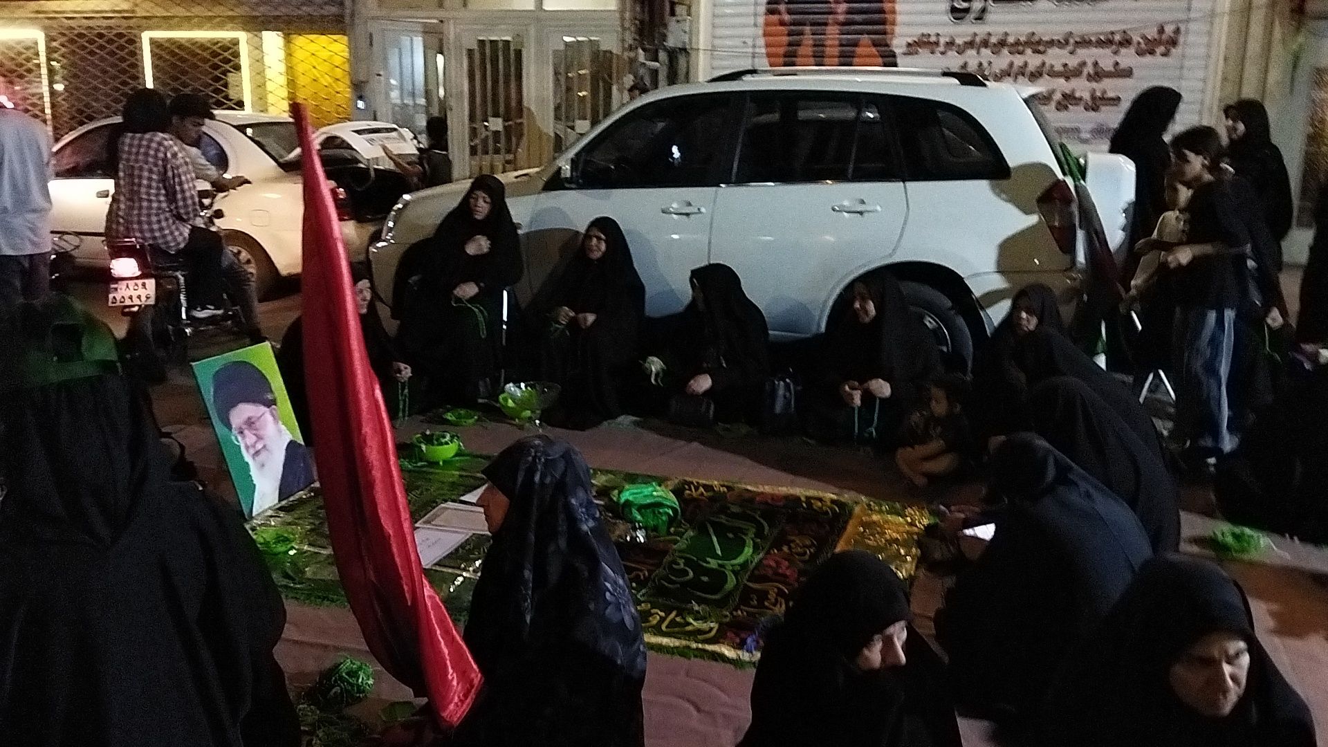 سفره صلوات با عکس رهبر شهید  در صد و بیست و ششمین شب از اجتماعات مردمی 