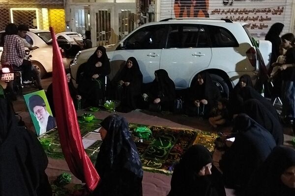 سفره صلوات با عکس رهبر شهید  در صد و بیست و ششمین شب از اجتماعات مردمی 