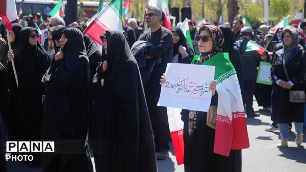 طنین لبیک کرجی‌ها در چهلمین روز عروج  رهبر شهید انقلاب
