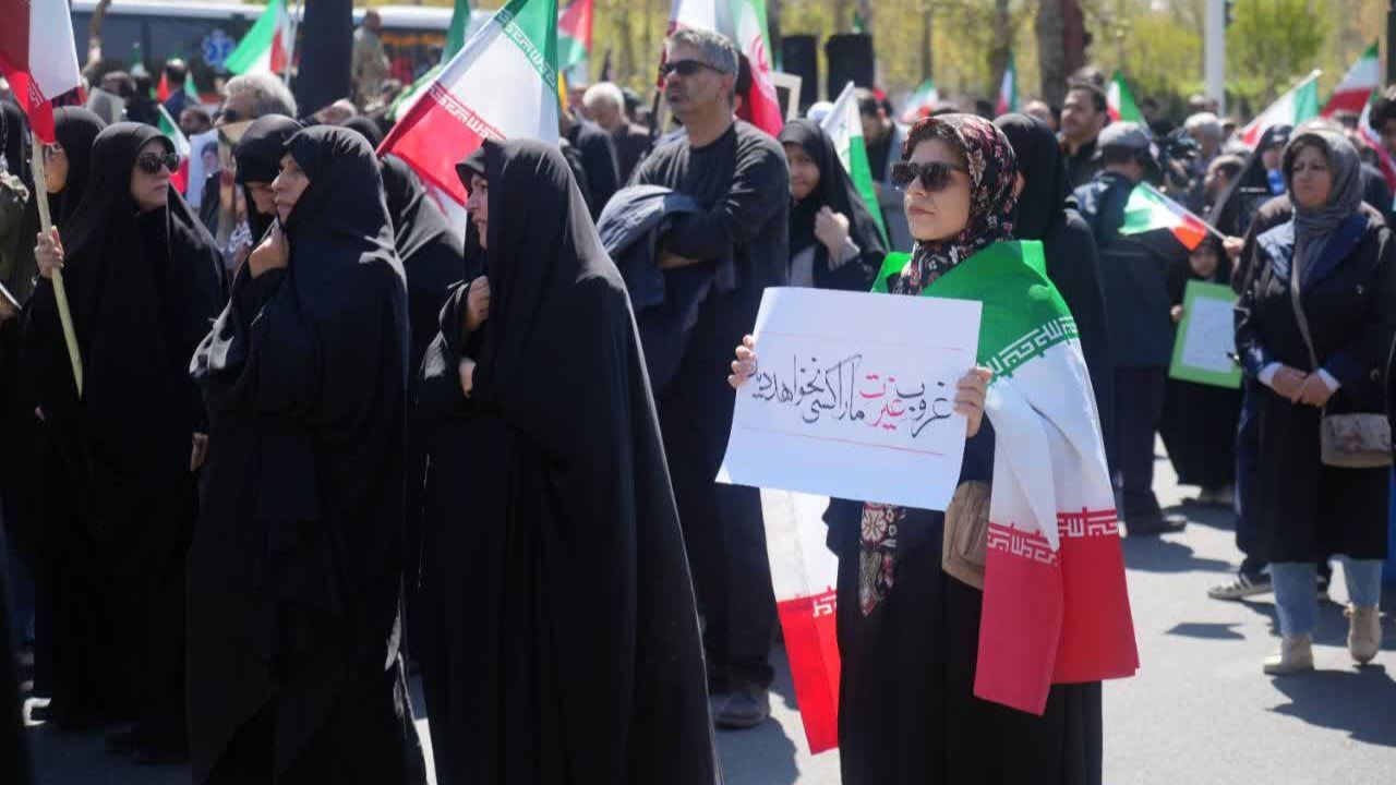 طنین لبیک کرجی‌ها در چهلمین روز عروج  رهبر شهید انقلاب