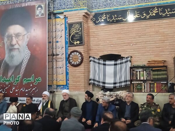 مراسم گرامیداشت رهبر شهید در مسجد جامع سنندج