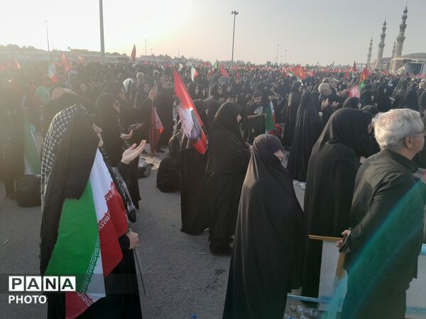 تشیع باشکوه رهبر شهید به همراه خانواده در مسجد مقدس جمکران