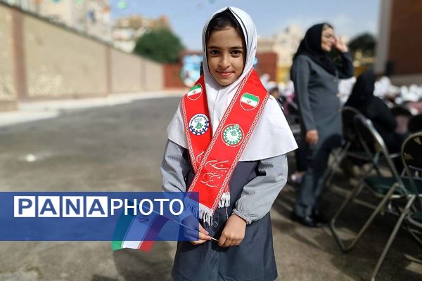 طلوع علم در مدرسه روشنگر با نغمه زنگ مهر