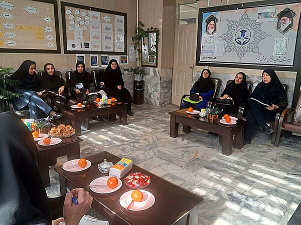 جلسه شورای دبیران مدرسه انیس خوش قدم ناحیه دو 