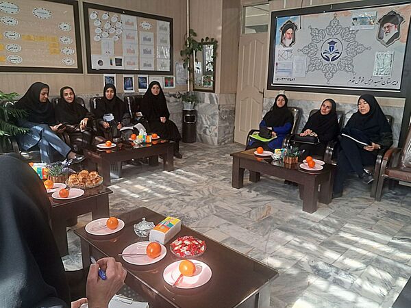 جلسه شورای دبیران مدرسه انیس خوش قدم ناحیه دو 