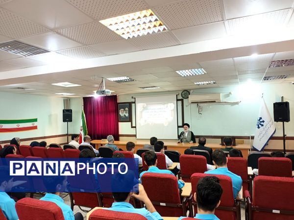 تقدیر از دانش‌آموزان برگزیده نمایشگاه دستاوردهای انقلاب اسلامی در دبیرستان طلایه داران شهید ناصری