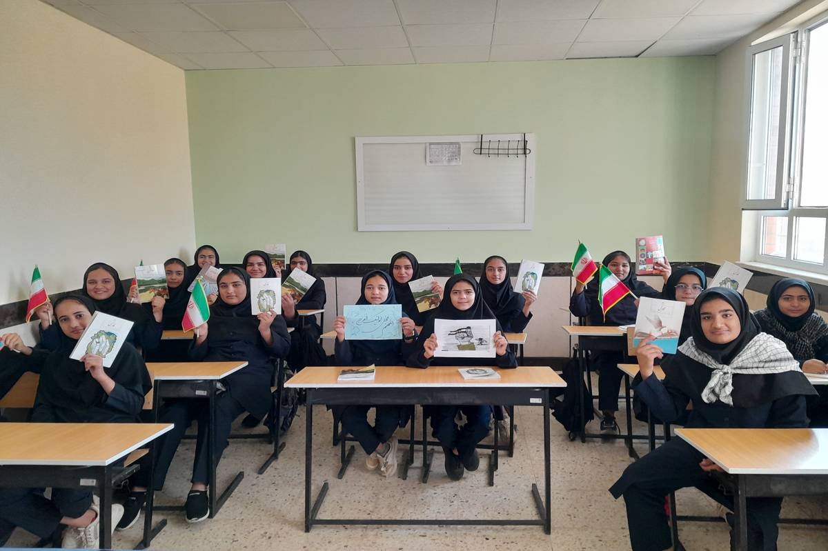 عکس یادگاری از دانش‌آموزان پایه نهم مدرسه مادر مهربان خلیل‌آباد