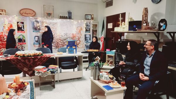نشست ادبی دانش‌آموزان در کافه کتاب آموزشگاه هیات امنایی فرزانگان