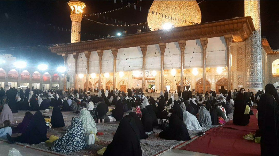 گذراندن یک شب بابرکت در حرمی با برکت/ فیلم