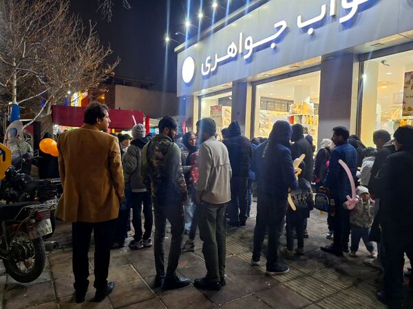 شادی مردم در کوچه وخیابان‌های مشهد در شب نیمه شعبان