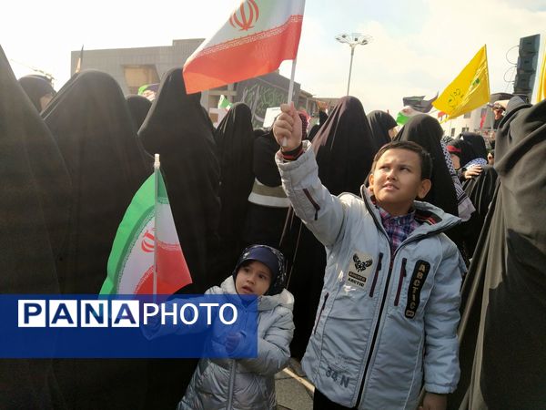  راهپیمایی  روز دانش آموز در مشهد با قلب هایی از جنس عزای حضرت فاطمه (س)