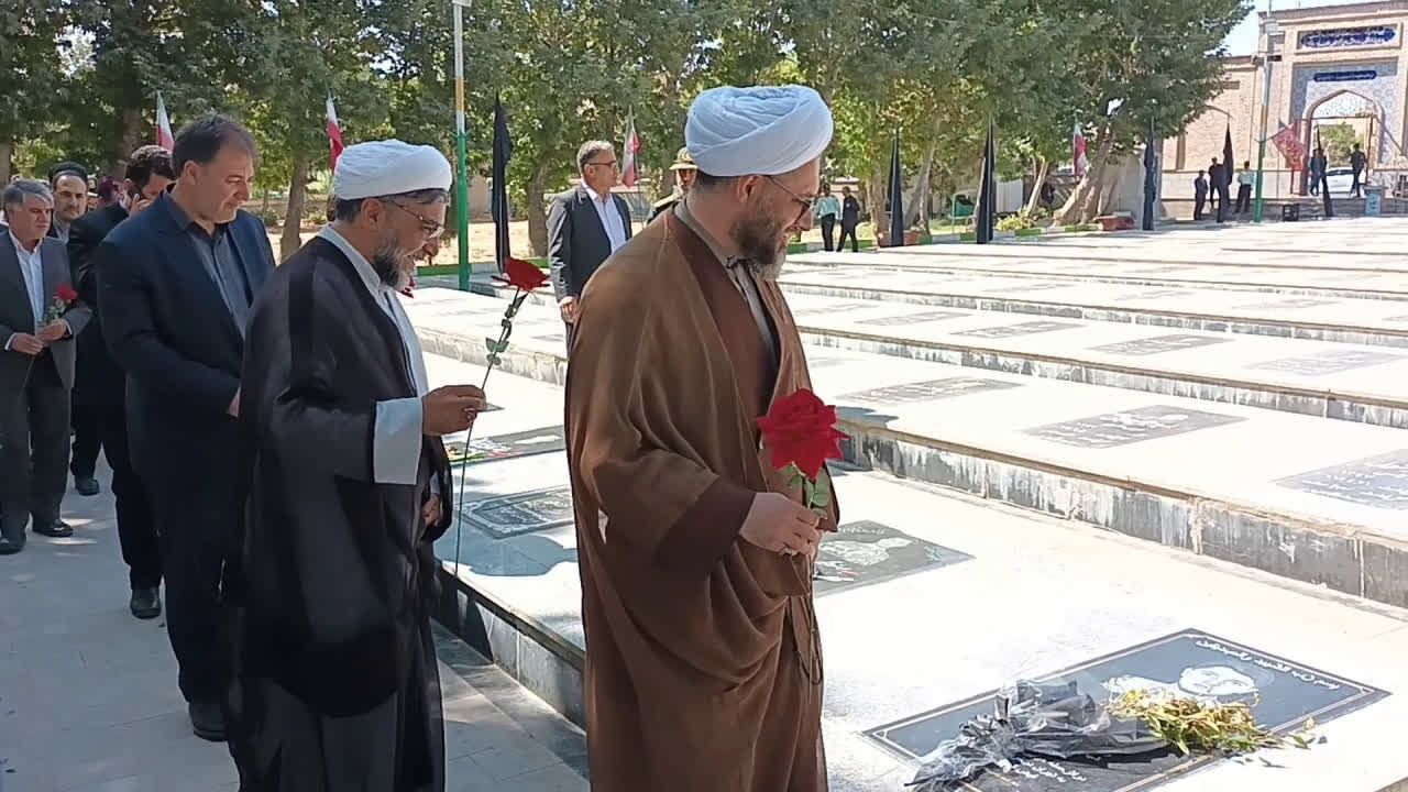 مراسم غبارروبی و عطرافشانی مزار مطهر شهدای اهر به‌مناسبت هفته دولت 