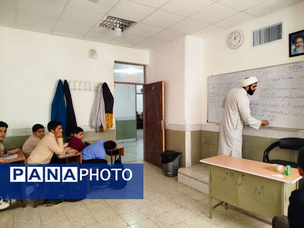 هدایت تحصیلی دانش‌آموزان در دبیرستان میثاق 