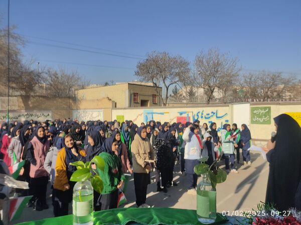 نواختن زنگ انقلاب در دبیرستان نوید ناحیه ۵ مشهد