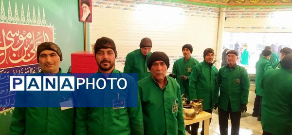 حضور خادمان اصفهانی در چایخانه امام رضا«ع» مشهد