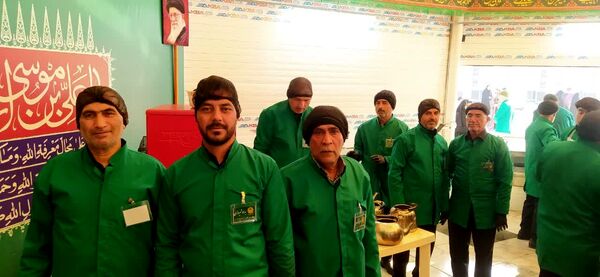 حضور خادمان اصفهانی در چایخانه امام رضا«ع» مشهد