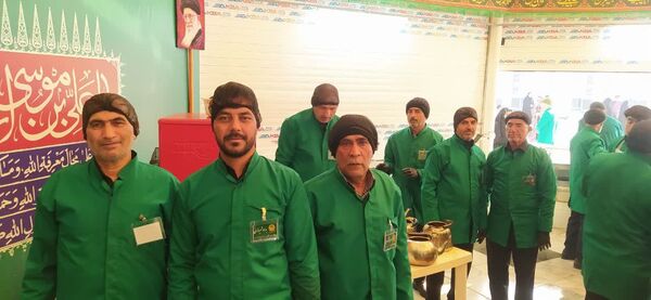 حضور خادمان اصفهانی در چایخانه امام رضا«ع» مشهد