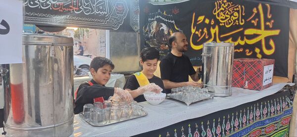 پذیرایی موکب سازمان دانش‌آموزی شهرستان اسفراین از عزاداران امام حسین (ع)