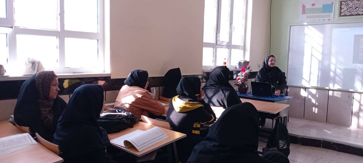 دومین جلسه هدایت تحصیلی پایه نهم در دبیرستان مادرمهربان خلیل آباد
