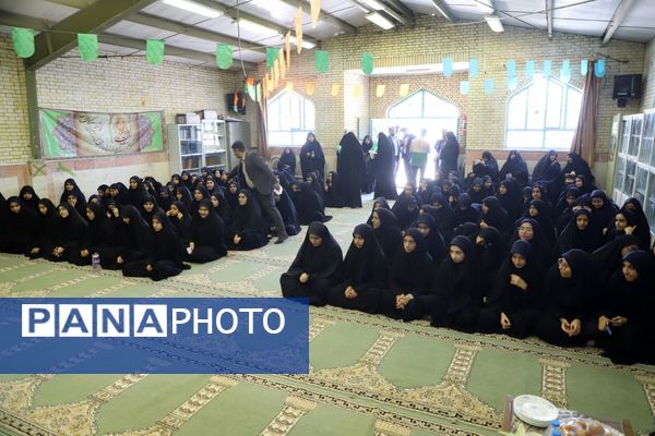 نشست پرسش و پاسخ با حضور نماینده ولی فقیه در استان و امام جمعه در دبیرستان نمونه فرهنگ