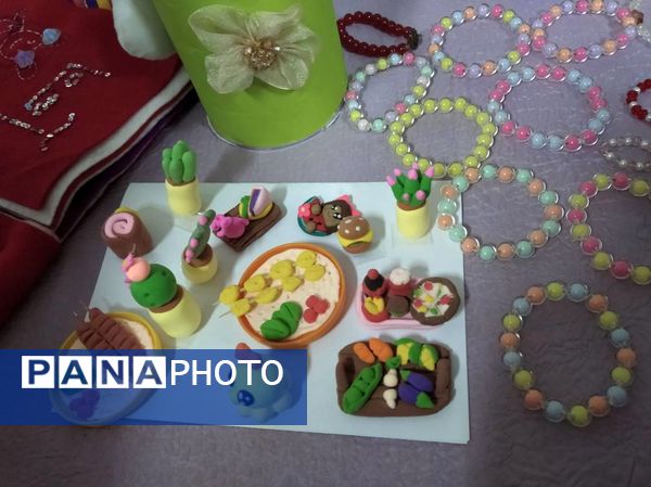 نمایشگاه هنرهای دستی دانش‌آموزان دبستان آزادی در هفته ماها