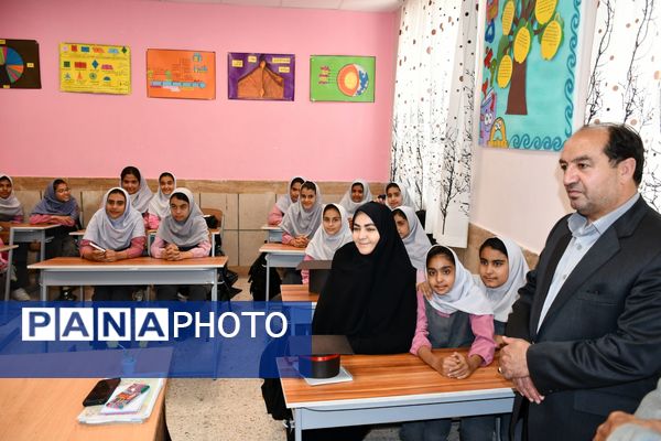 حضور امام جمعه، فرماندار و مدیر آموزش پرورش مه ولات در مدارس شهرستان