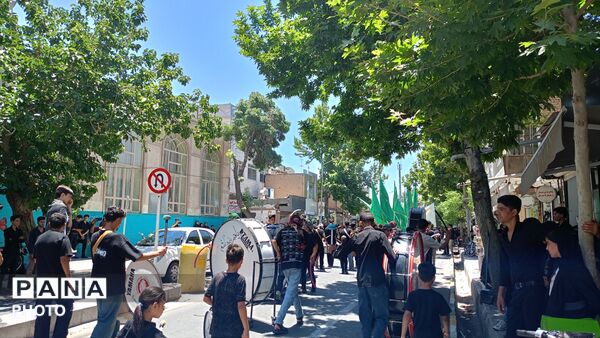 خیابان ها غرق در نوای طبل ها