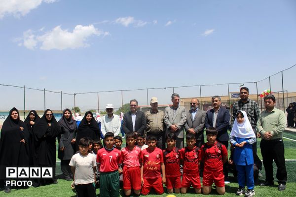 افتتاح زمین چمن مصنوعی در مدرسه شهید صفدری سه گنبد 