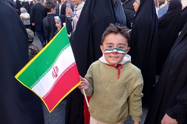 مشت محکم مردم غیور شیراز در دهان اغتشاشگران 