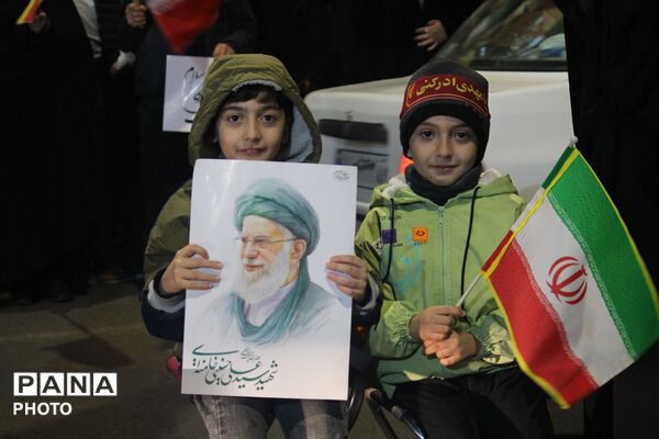 خیابان‌ها بیدارند، ملت در کنار وطن